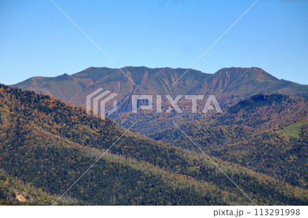 東大雪　白雲山山頂から見た紅葉のウペペサンケ山 113291998