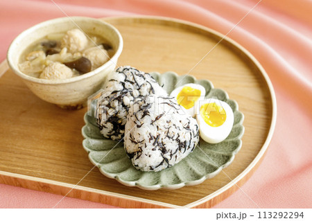 ひじきを混ぜ込んだおにぎりと具だくさんみそ汁の美味しそうな和風朝食　ピンク背景 113292294