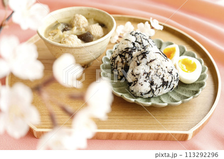 ひじきを混ぜ込んだおにぎりと具だくさんみそ汁の美味しそうな和風朝食　ピンク背景 113292296