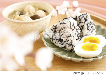 ひじきを混ぜ込んだおにぎりと具だくさんみそ汁の美味しそうな和風朝食 ピンク背景 ひじきを混ぜ込んだおにぎりと具だくさんみそ汁の美味しそうな和風朝食 ピンク背景 113292297