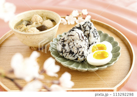 ひじきを混ぜ込んだおにぎりと具だくさんみそ汁の美味しそうな和風朝食 ピンク背景 ひじきを混ぜ込んだおにぎりと具だくさんみそ汁の美味しそうな和風朝食 ピンク背景 113292298