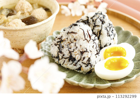 ひじきを混ぜ込んだおにぎりと具だくさんみそ汁の美味しそうな和風朝食　ピンク背景 113292299