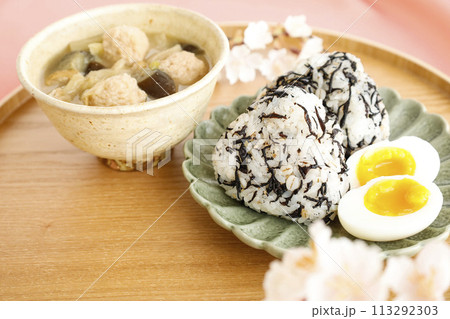 ひじきを混ぜ込んだおにぎりと具だくさんみそ汁の美味しそうな和風朝食 ピンク背景 ひじきを混ぜ込んだおにぎりと具だくさんみそ汁の美味しそうな和風朝食 ピンク背景 113292303
