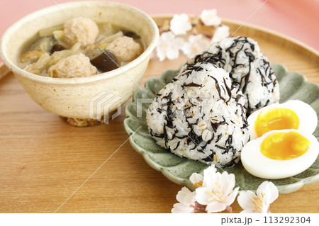 ひじきを混ぜ込んだおにぎりと具だくさんみそ汁の美味しそうな和風朝食 ピンク背景 ひじきを混ぜ込んだおにぎりと具だくさんみそ汁の美味しそうな和風朝食 ピンク背景 113292304
