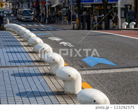 新芝橋に設置されている係船柱を模した歩道の柵（東京都港区） 113292575