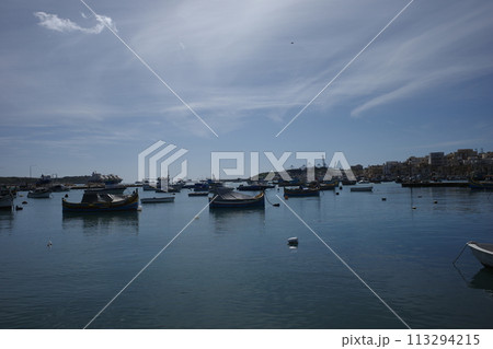 マルタ島のマルサシュロックの海と伝統船ルッツの風景 113294215