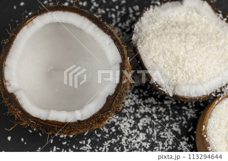 white coconut pulp and dried coconut flakes 113294644