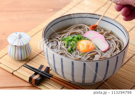 月見そばに七味をかける 113294798