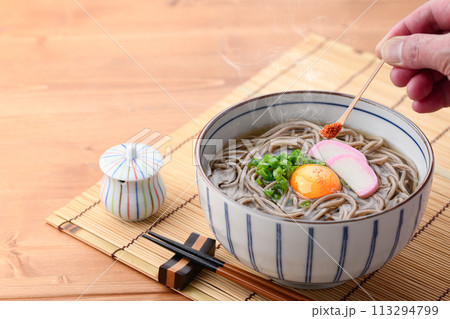 月見そばに七味をかける 月見そばに七味をかける 113294799
