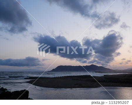 雲の隙間から見える山 113295207