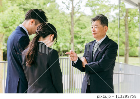 上司・役員から説教・叱咤激励される若いビジネスマン男女（パワハラ・モラハラ・社内不倫・トラブル） 113295759