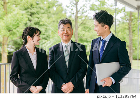 スーツ姿の高齢者・シニアと若者(後継者・事業継承・跡取り・売却・買収・世代交代) スーツ姿の高齢者・シニアと若者(後継者・事業継承・跡取り・売却・買収・世代交代) 113295764