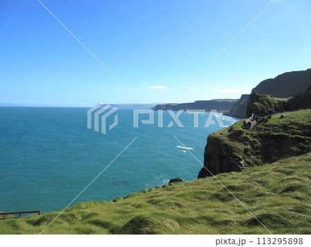 北アイルランド北部、ジャイアンツコーズウェイから見える海岸線 113295898