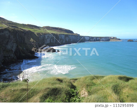 北アイルランド北部、ジャイアンツコーズウェイから見える海岸線 113295899