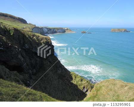 北アイルランド北部、ジャイアンツコーズウェイから見える海岸線 113295901