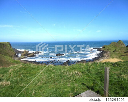 北アイルランド北部、ジャイアンツコーズウェイから見える海岸線 113295903