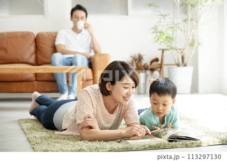 親子で読書　リビングルーム 113297130