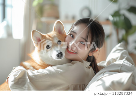 犬と若い女性のポートレート 113297324