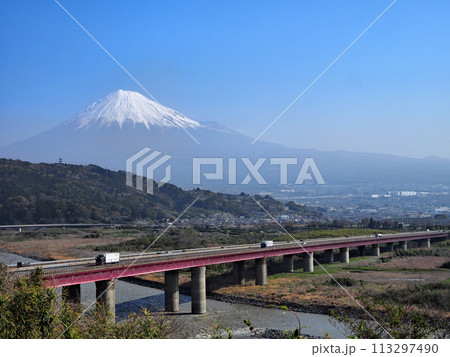 富士山と東名高速道路 113297490