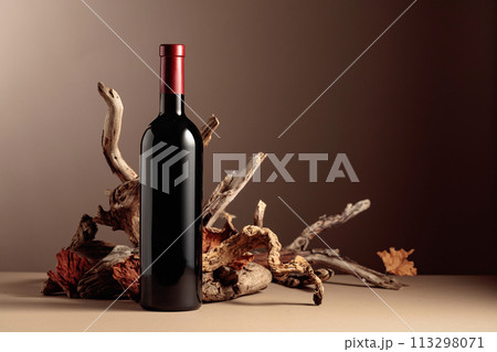 Bottle of red wine with a composition of old wood. 113298071