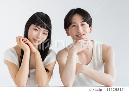 ビューティー　男女のスキンケアイメージ 113298124