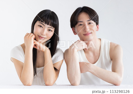 ビューティー　男女のスキンケアイメージ 113298126