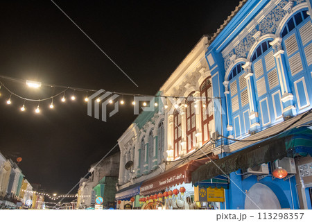 プーケットオールドタウンのナイトマーケット風景 113298357