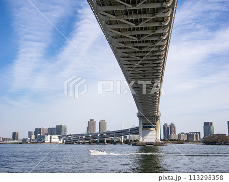 レインボーブリッジの真下で芝浦から台場方面を望む風景 113298358