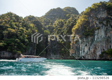 プーケットから訪れることのできるピピ諸島の絶景 プーケットから訪れることのできるピピ諸島の絶景 113298526