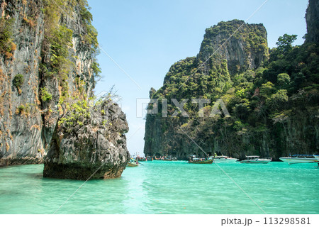 プーケットから訪れることのできるピピ諸島の絶景 プーケットから訪れることのできるピピ諸島の絶景 113298581