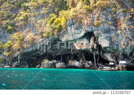 ピピ諸島にあるバイキング洞窟の美しい風景 ピピ諸島にあるバイキング洞窟の美しい風景 113298707