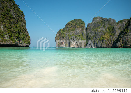 ピピ諸島にある有名なマヤベイの絶景ビーチ 113299111