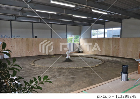 仮設の相撲部屋内の稽古土俵 仮設の相撲部屋内の稽古土俵 113299249