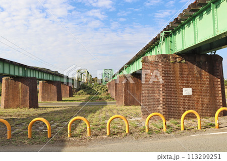 福岡県鞍手郡の遠賀川に架かる平成筑豊鉄道嘉麻川橋梁 113299251