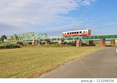 福岡県鞍手郡の遠賀川に架かる平成筑豊鉄道嘉麻川橋梁と車両 113299256