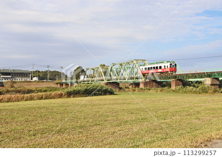福岡県鞍手郡の遠賀川に架かる平成筑豊嘉麻川橋梁と車両 福岡県鞍手郡の遠賀川に架かる平成筑豊嘉麻川橋梁と車両 113299257
