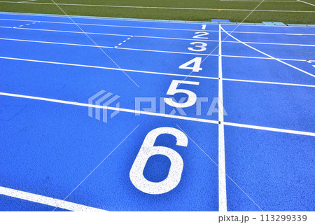 陸上トラック　陸上　トラック　アスリート　アスリート競技場　スポーツイメージ風景 113299339