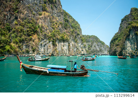 美しく映えるロングボートの風景 美しく映えるロングボートの風景 113299614