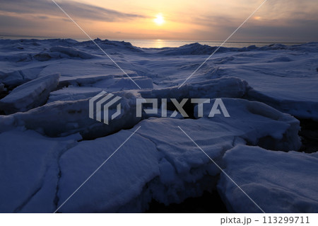 北海道オホーツク海流氷野の入り日 113299711