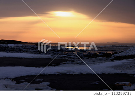 北海道北海に落日射す 113299735