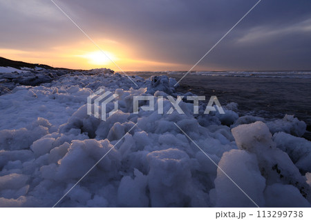 北海道オホーツク海岸夕冬景 北海道オホーツク海岸夕冬景 113299738