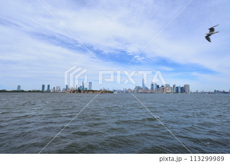 海から眺めるマンハッタン島のビル群 113299989