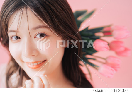 チューリップの花を持つ女性 113301385