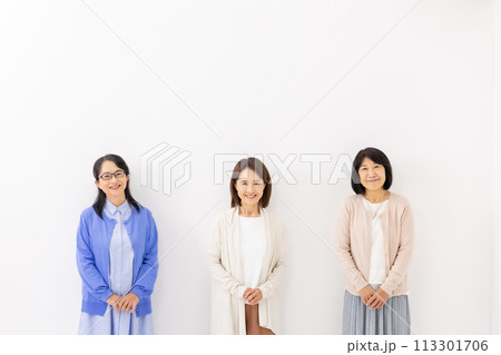 女性　カジュアル　シニア　3人 113301706