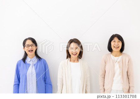 女性 カジュアル シニア 3人 女性 カジュアル シニア 3人 113301708