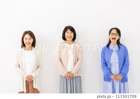 女性 カジュアル シニア 3人 女性 カジュアル シニア 3人 113301709