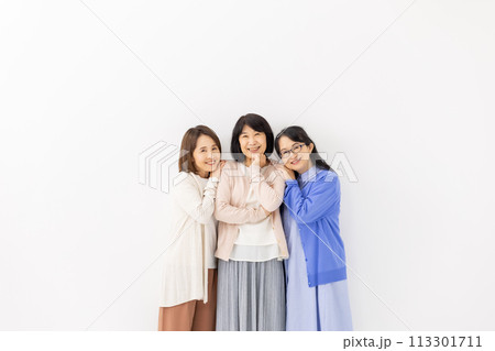 女性　カジュアル　シニア　3人 113301711