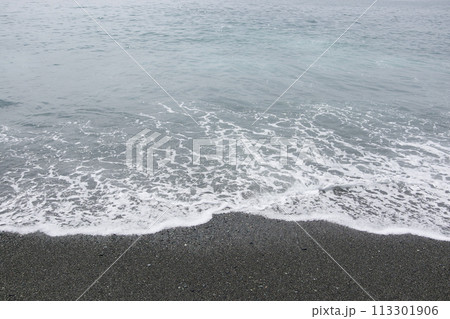浜に打ち寄せる波 浜に打ち寄せる波 113301906