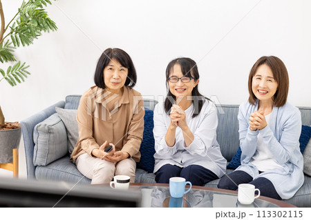 シニア女性 テレビ観戦 シニア女性 テレビ観戦 113302115