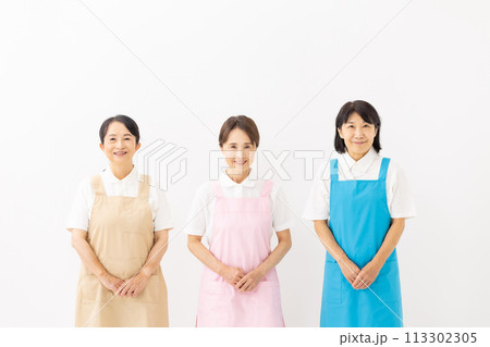 家事代行 エプロンの女性 家事代行 エプロンの女性 113302305